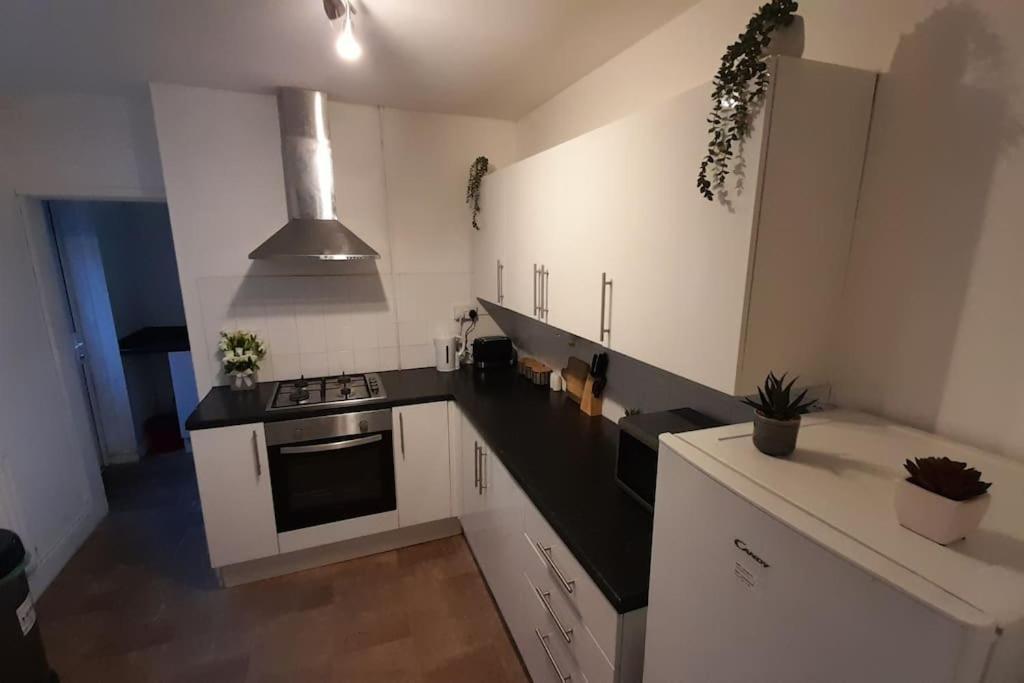 Spacious 4 Bedroom, Free Netflix, Central Location Cardiff Dış mekan fotoğraf