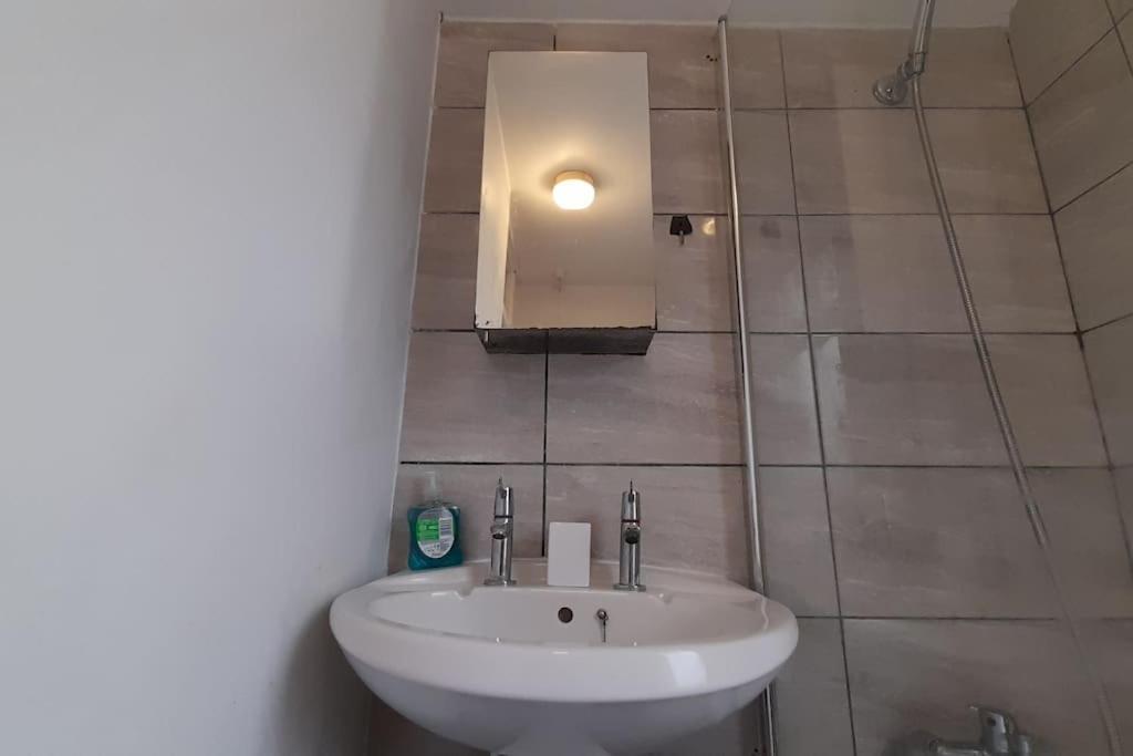 Spacious 4 Bedroom, Free Netflix, Central Location Cardiff Dış mekan fotoğraf
