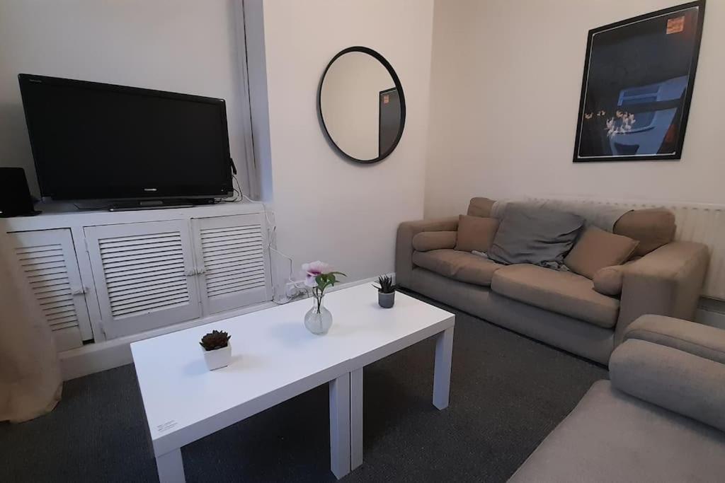 Spacious 4 Bedroom, Free Netflix, Central Location Cardiff Dış mekan fotoğraf