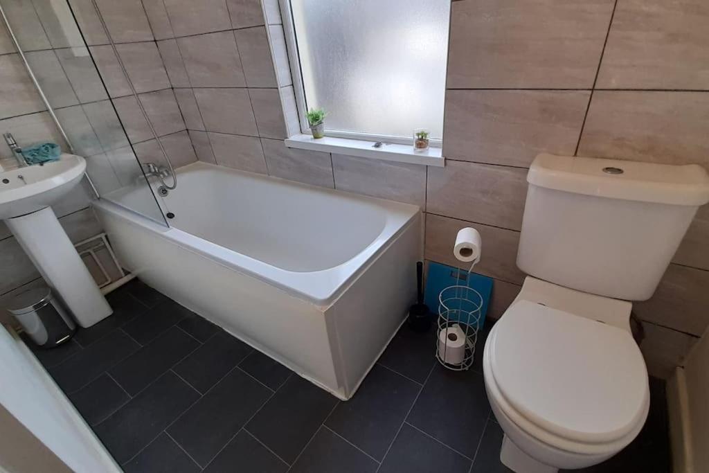 Spacious 4 Bedroom, Free Netflix, Central Location Cardiff Dış mekan fotoğraf