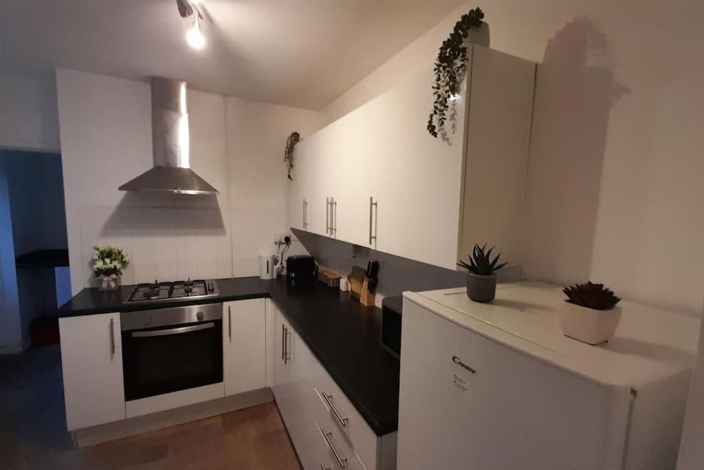 Spacious 4 Bedroom, Free Netflix, Central Location Cardiff Dış mekan fotoğraf