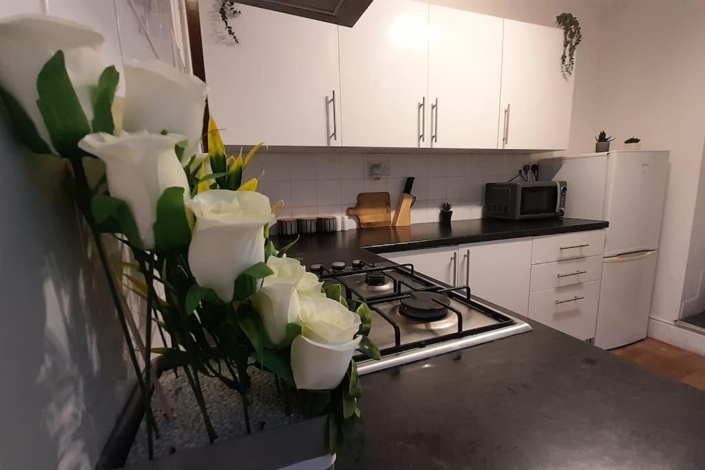 Spacious 4 Bedroom, Free Netflix, Central Location Cardiff Dış mekan fotoğraf