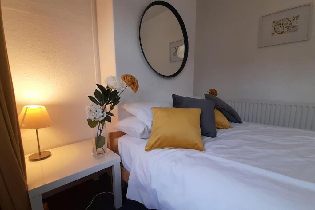 Spacious 4 Bedroom, Free Netflix, Central Location Cardiff Dış mekan fotoğraf