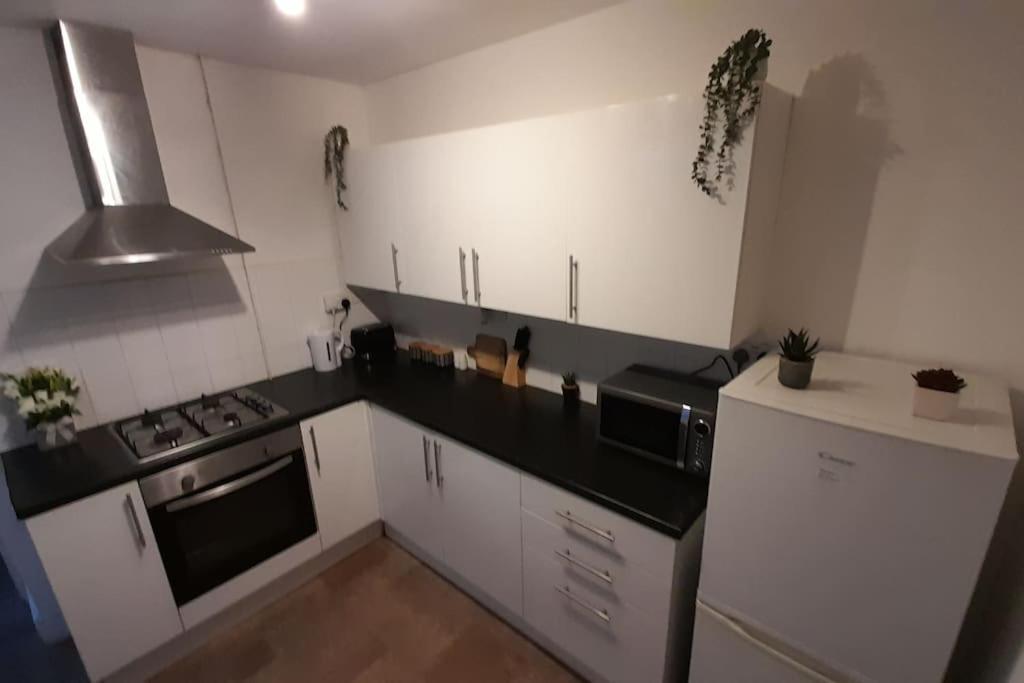 Spacious 4 Bedroom, Free Netflix, Central Location Cardiff Dış mekan fotoğraf