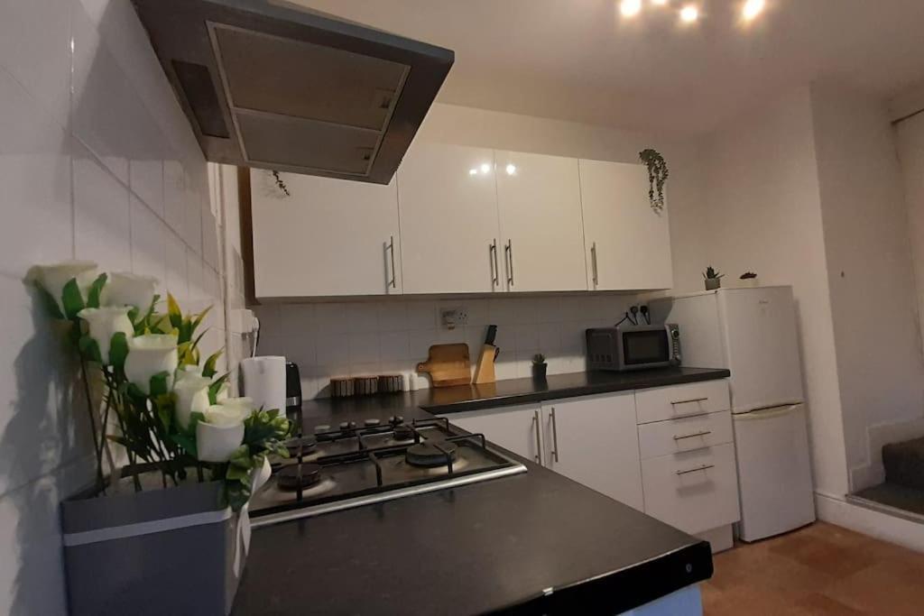 Spacious 4 Bedroom, Free Netflix, Central Location Cardiff Dış mekan fotoğraf
