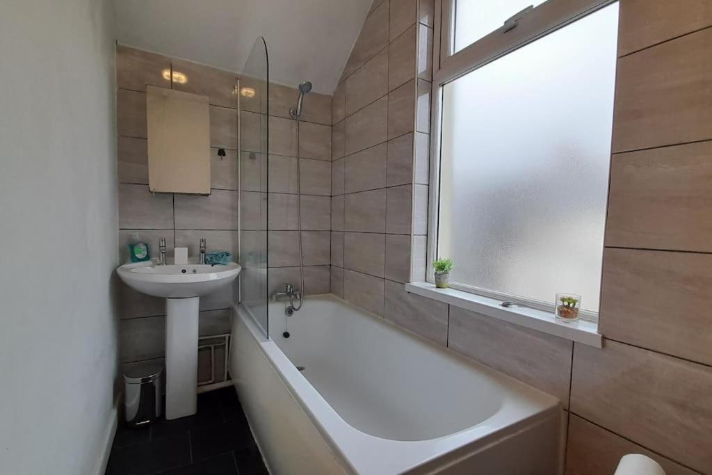 Spacious 4 Bedroom, Free Netflix, Central Location Cardiff Dış mekan fotoğraf