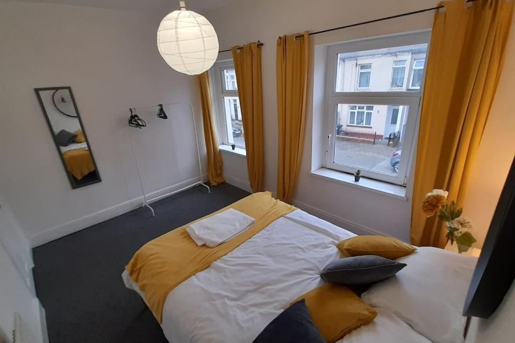 Spacious 4 Bedroom, Free Netflix, Central Location Cardiff Dış mekan fotoğraf