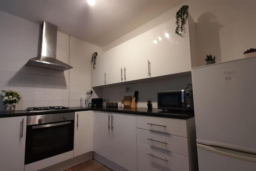 Spacious 4 Bedroom, Free Netflix, Central Location Cardiff Dış mekan fotoğraf